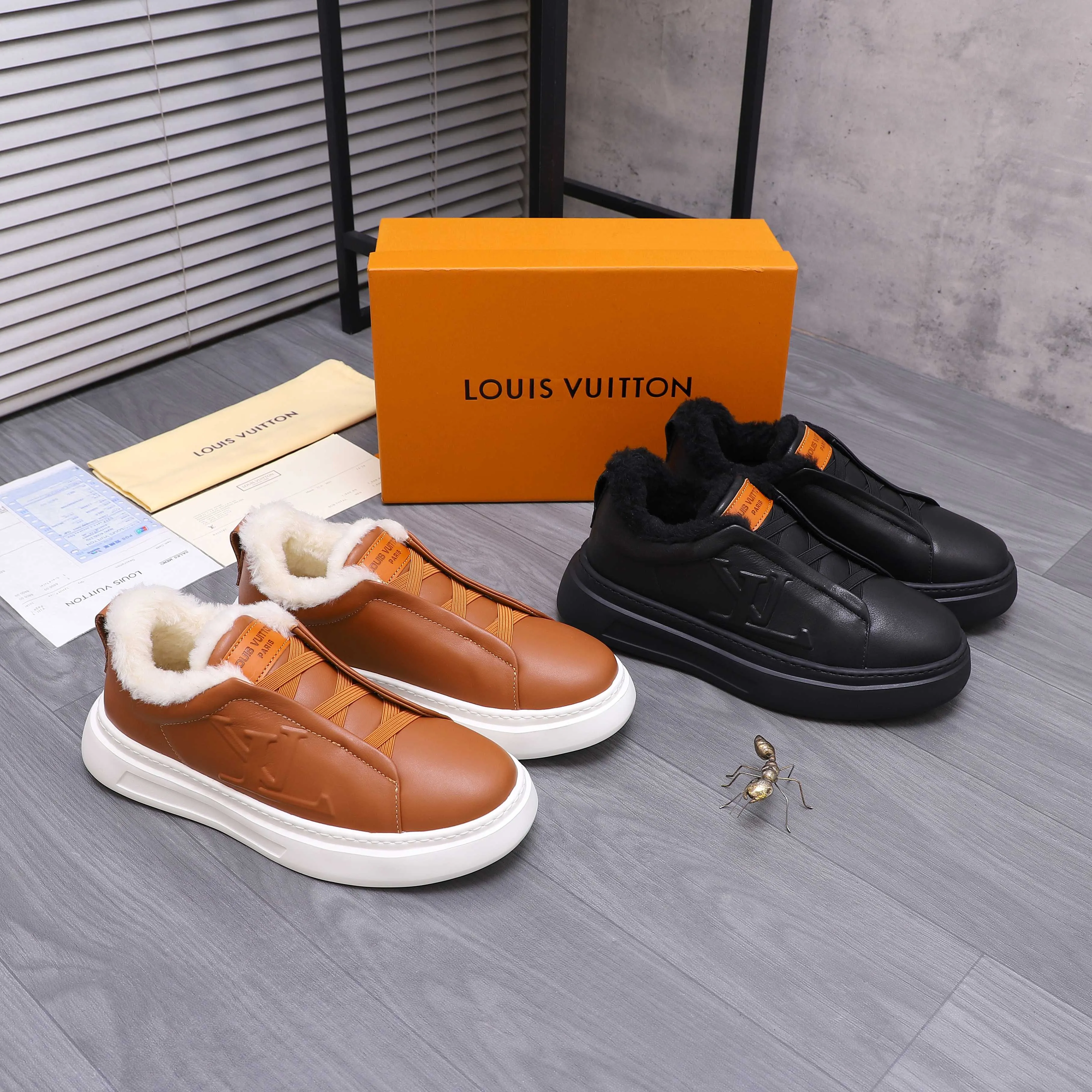 Men's shoes 💰p500 Product trademark: LV "Louis Vuitton Winter warm casual men's shoes Regular size: 38-44 Product materials: Selected high-quality cowhide upper, plush lining, rubber outsole